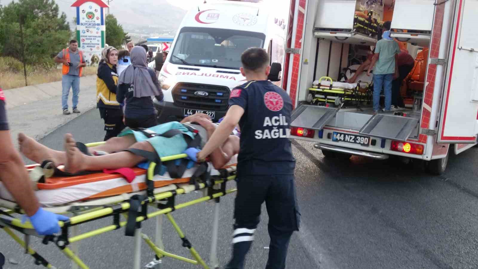 Malatya’da tarım işçilerini taşıyan minibüs tıra çarptı: 19 yaralı
