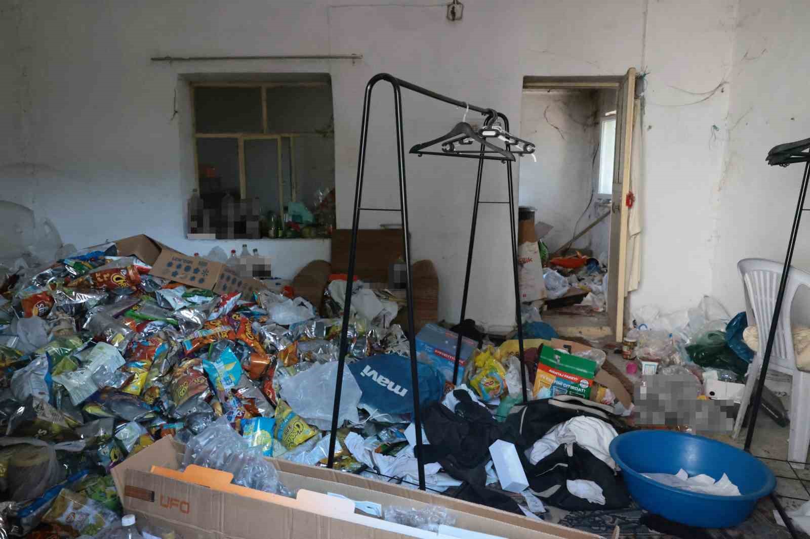 Psikolojik sorunları olan ve istifa eden imamın lojmanından tonlarca çöp çıktı