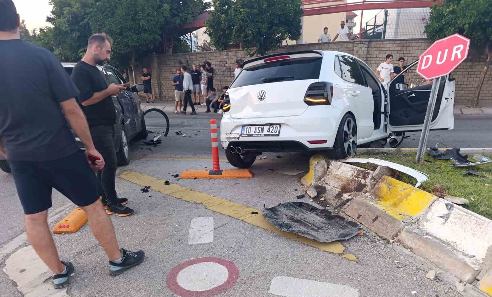 Aydın’da otomobille çarpışan araç refüje çıktı: 1 yaralı