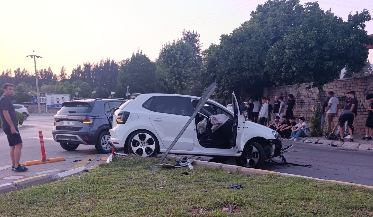 Aydın’da otomobille çarpışan araç refüje çıktı: 1 yaralı