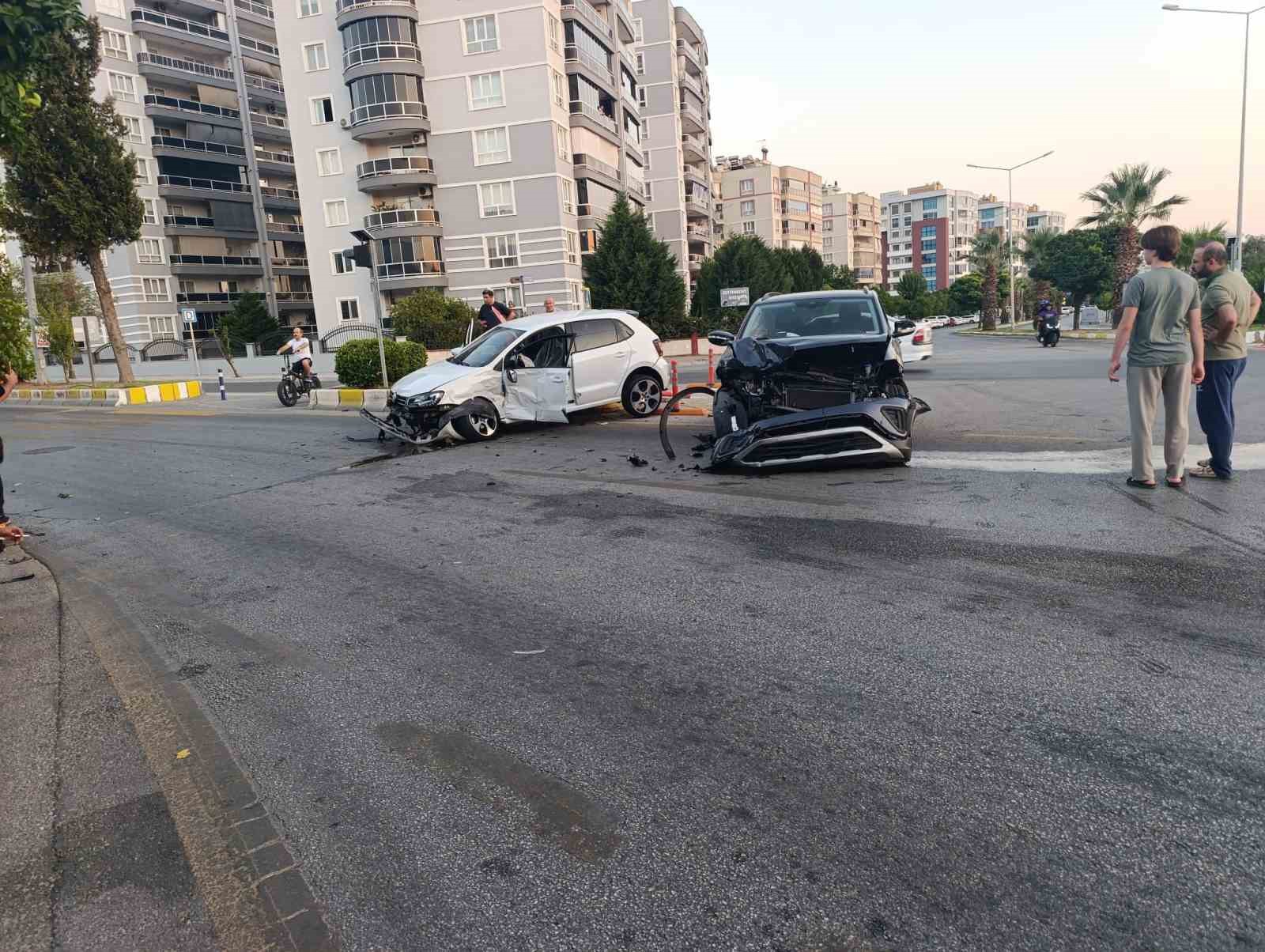 Aydın’da otomobille çarpışan araç refüje çıktı: 1 yaralı