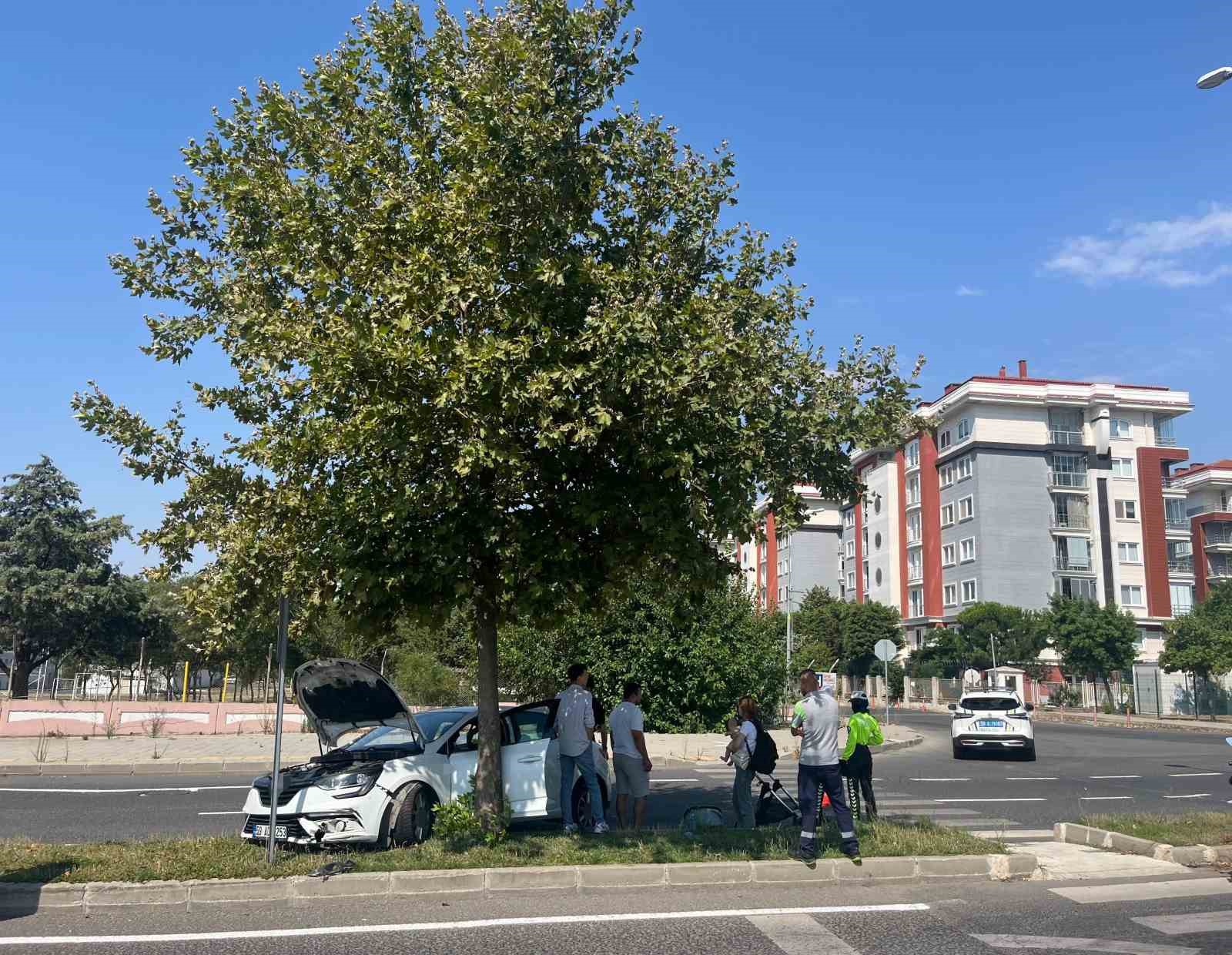 U dönüşü yapan otomobil kaldırıma çıktı: 1 yaralı