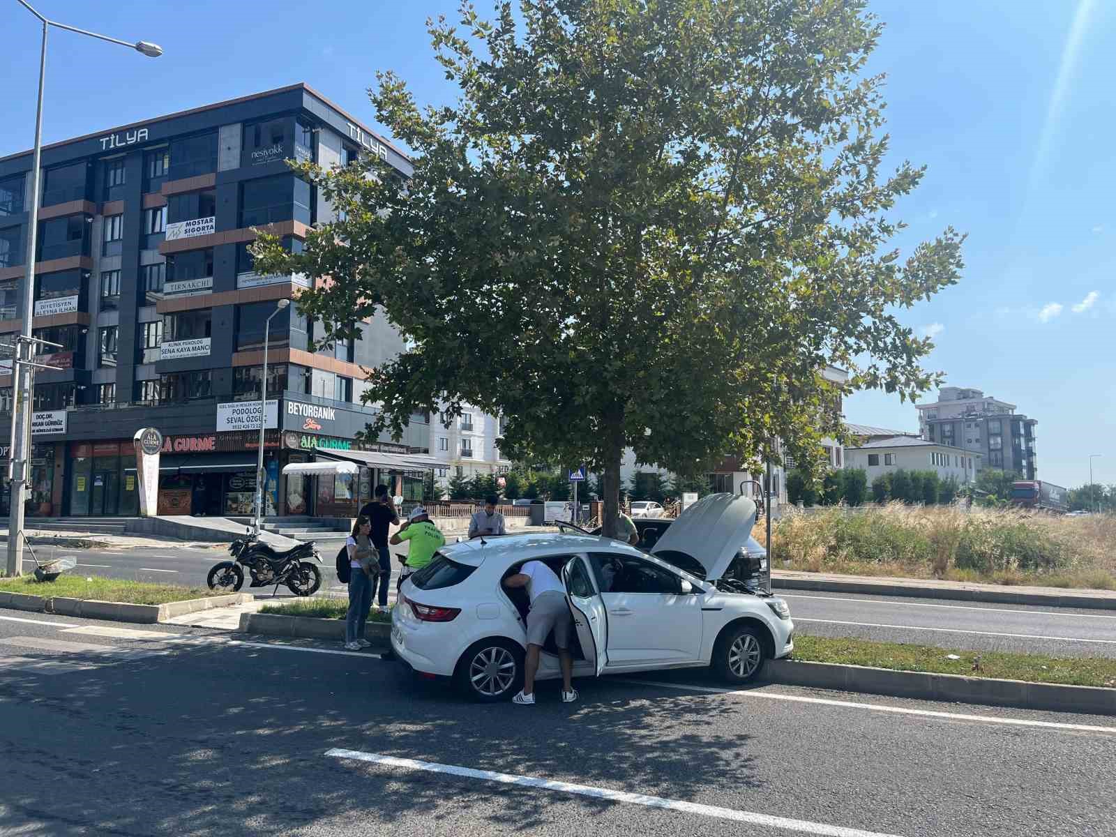U dönüşü yapan otomobil kaldırıma çıktı: 1 yaralı