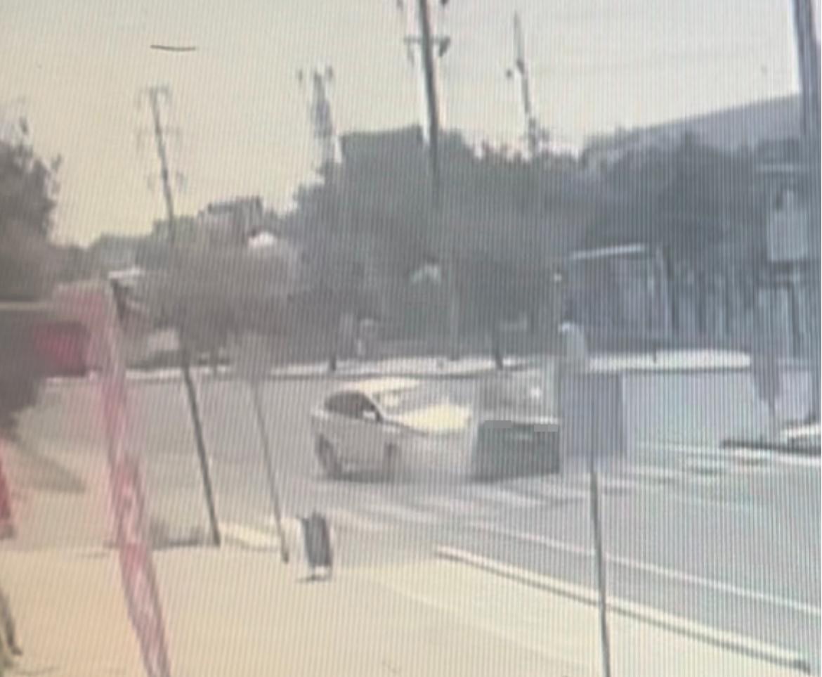 Ters yönden çıkan araç otomobille çarpıştı: 2 kişinin yaralandığı kaza kamerada