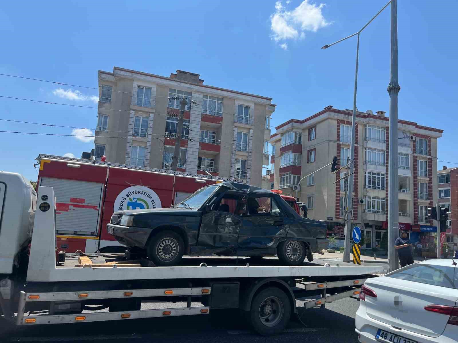 Ters yönden çıkan araç otomobille çarpıştı: 2 kişinin yaralandığı kaza kamerada