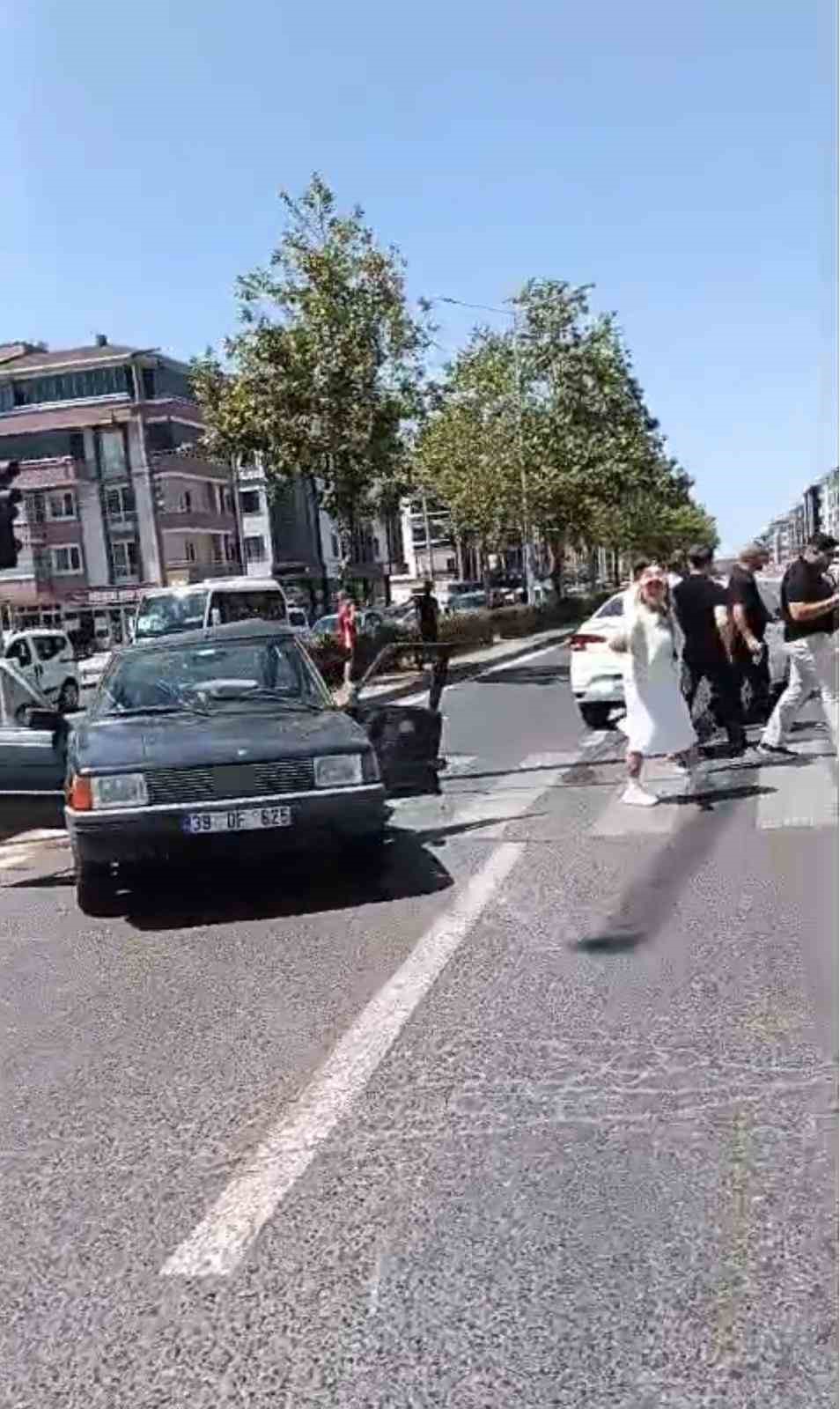 Ters yönden çıkan araç otomobille çarpıştı: 2 kişinin yaralandığı kaza kamerada