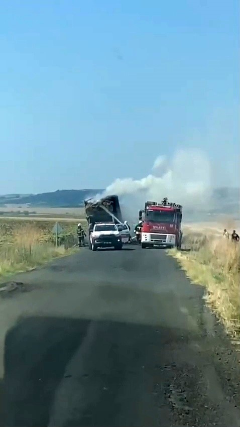 Seyir halindeki balya yüklü kamyon alev alev yandı