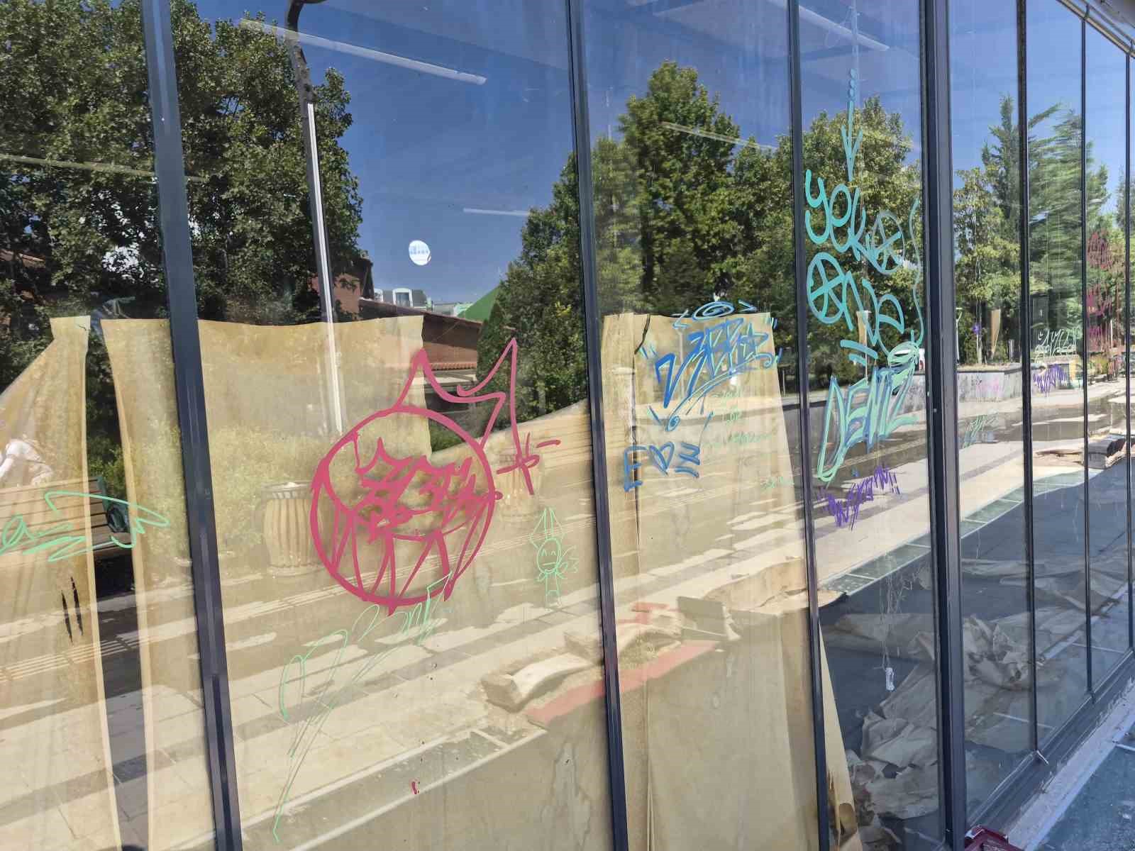 Hatboyu Caddesi vandalların hedefi oldu