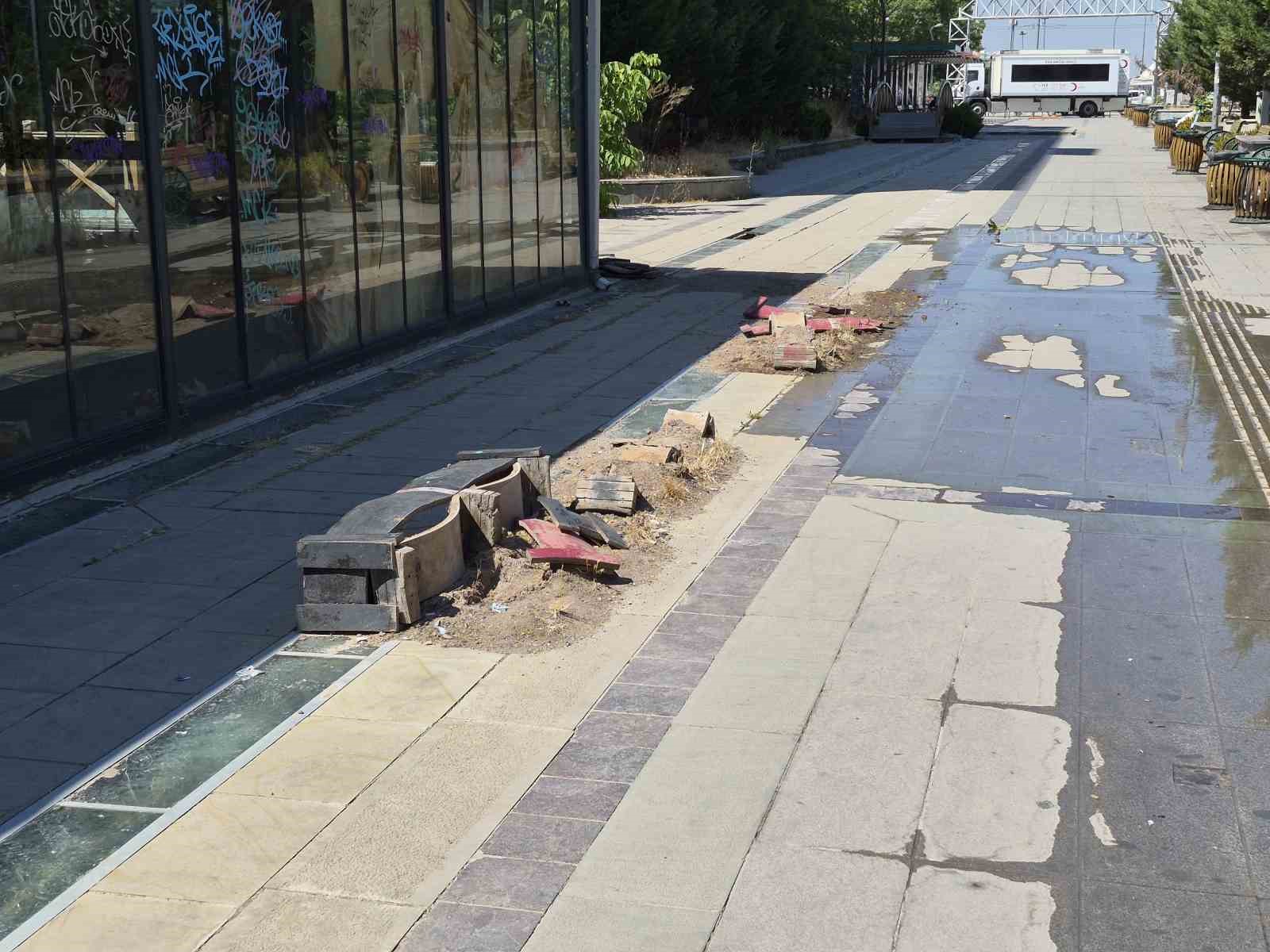 Hatboyu Caddesi vandalların hedefi oldu