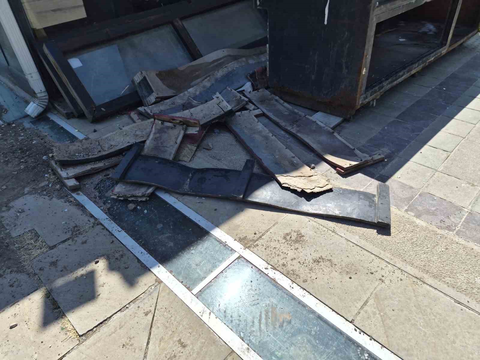 Hatboyu Caddesi vandalların hedefi oldu