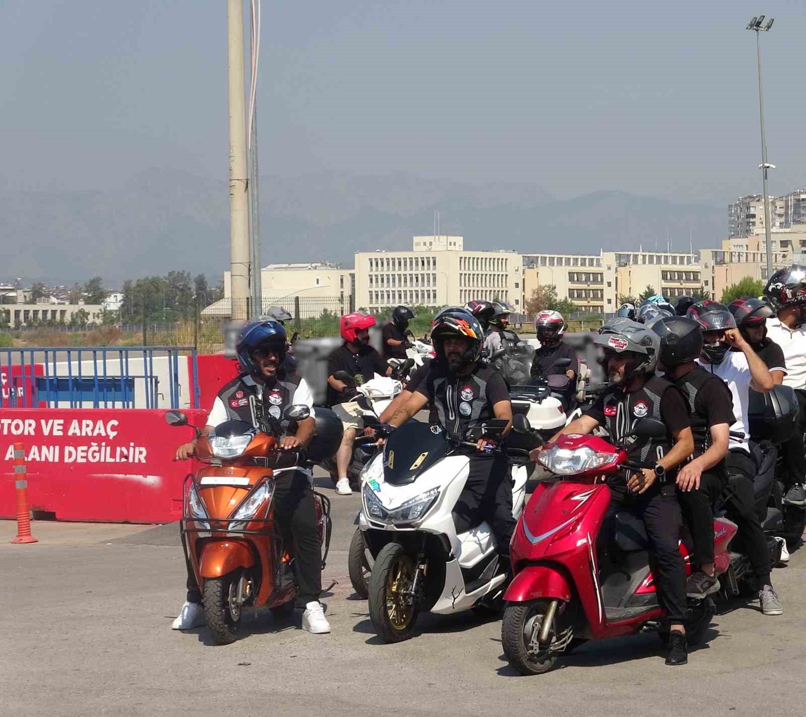 Sipariş almaya gittiği işletmede döner bıçaklı saldırıya uğradı, eline 30 dikiş atıldı