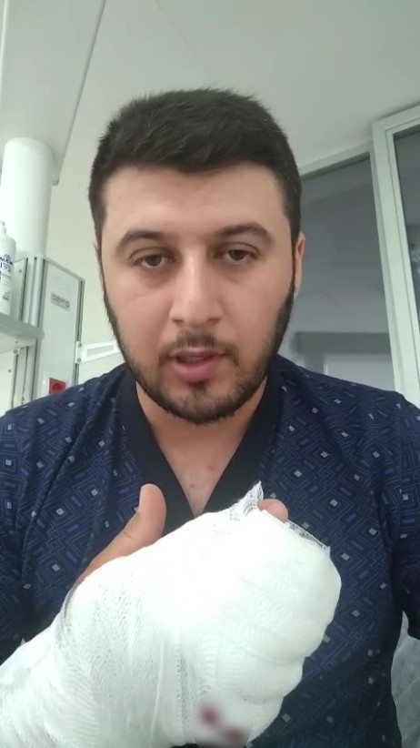 Sipariş almaya gittiği işletmede döner bıçaklı saldırıya uğradı, eline 30 dikiş atıldı