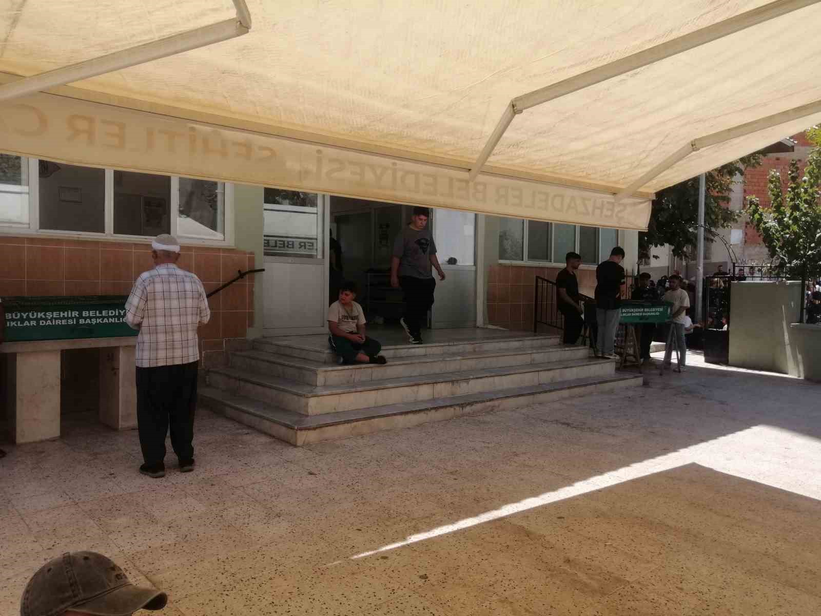 Silahlı saldırıda öldürülen baba ve oğluna hüzünlü veda