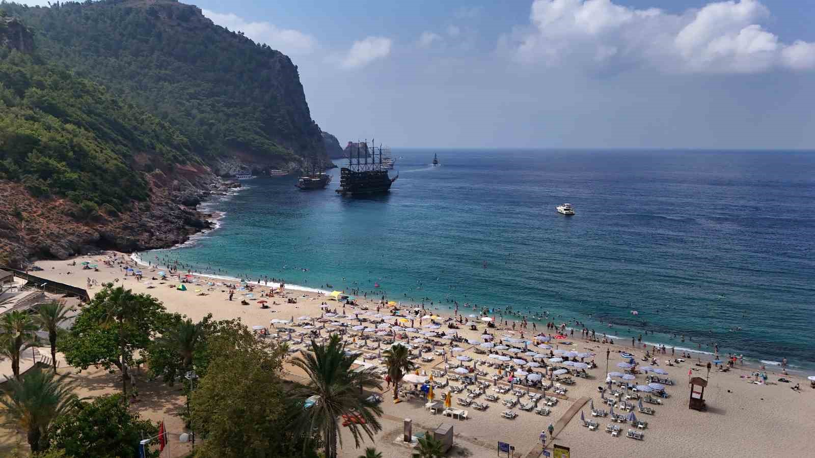 Alanya’da tatilciler deniz ve güneşin tadını çıkardı