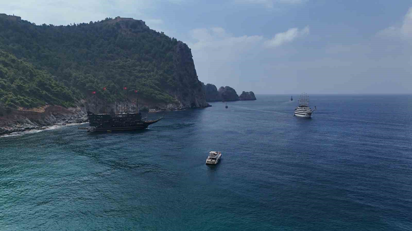 Alanya’da tatilciler deniz ve güneşin tadını çıkardı