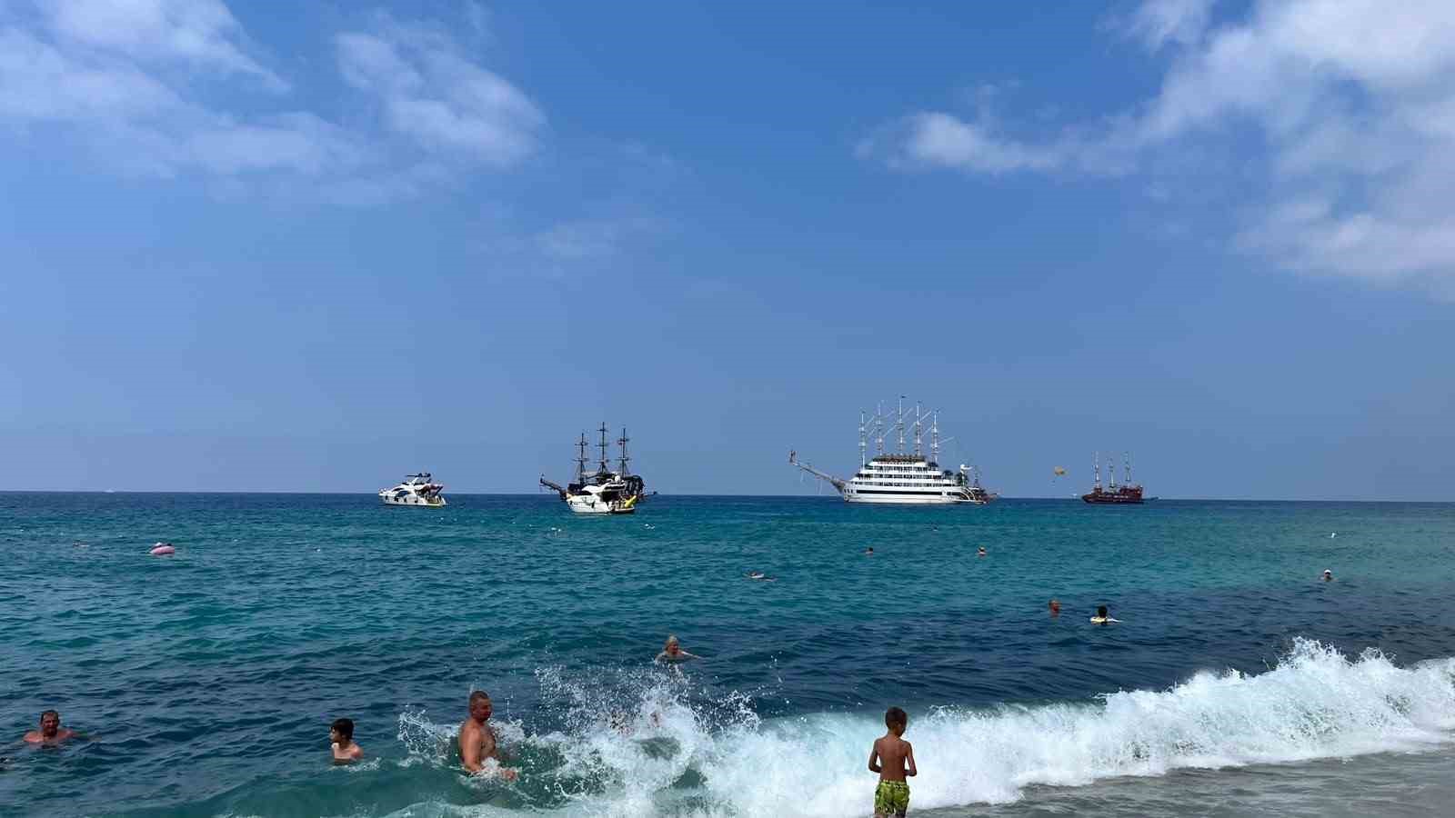 Alanya’da tatilciler deniz ve güneşin tadını çıkardı