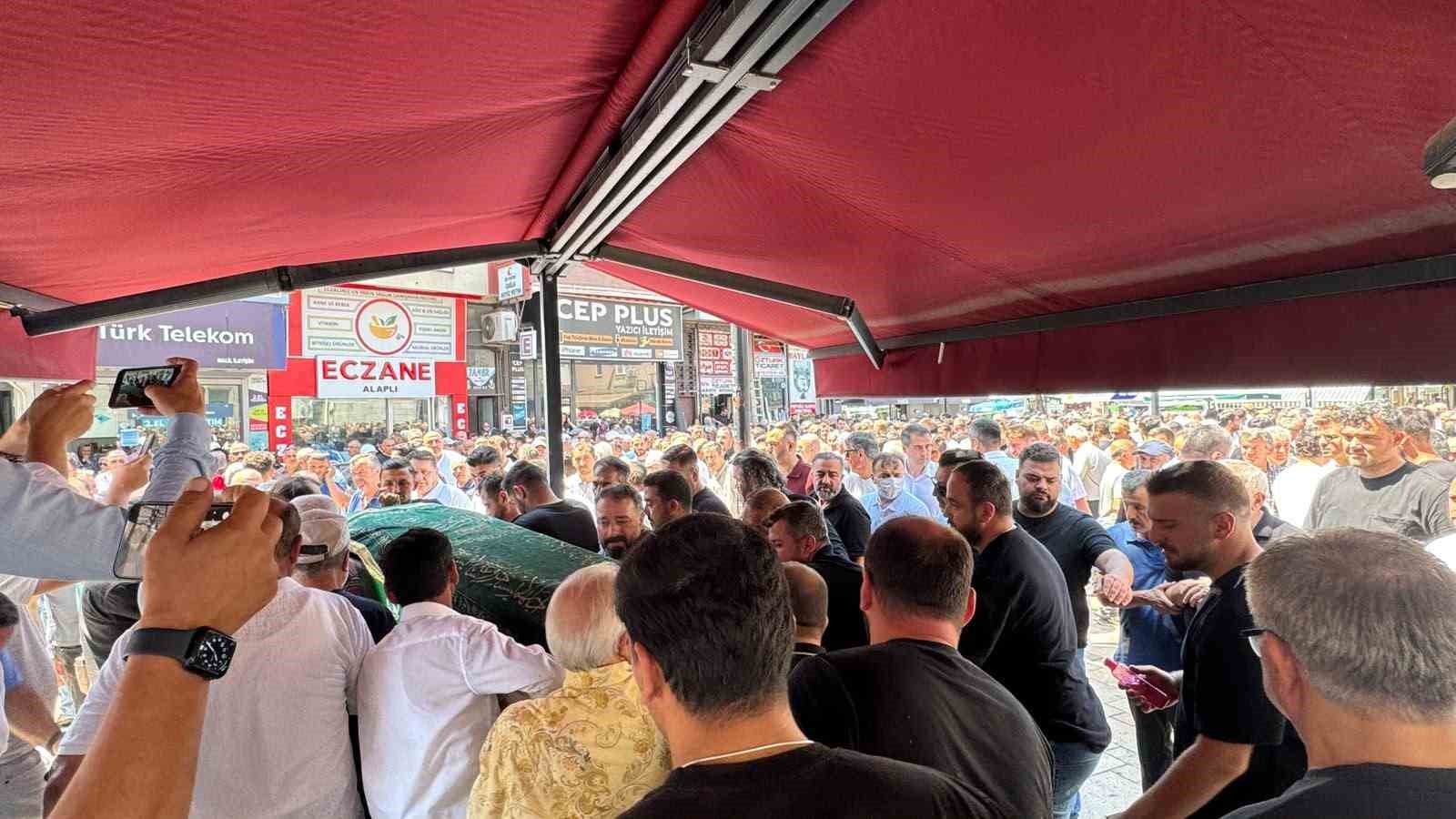 Yatağında ölü bulunan 21 yaşındaki genç son yolculuğuna uğurlandı