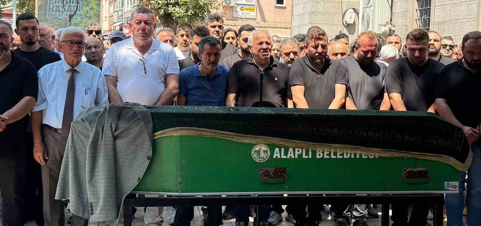 Yatağında ölü bulunan 21 yaşındaki genç son yolculuğuna uğurlandı