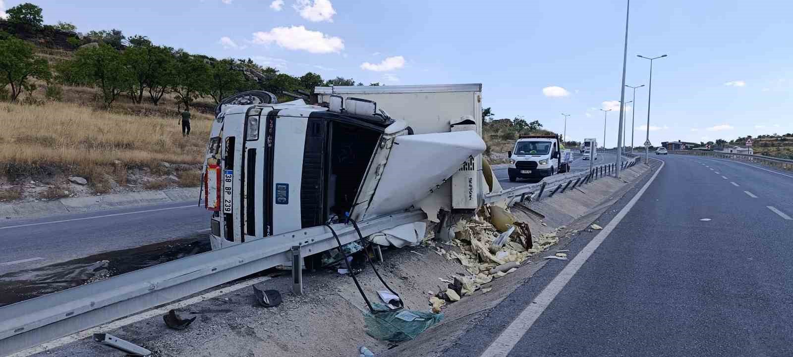 Direksiyon hakimiyeti kaybolan tır devrildi: 1 yaralı