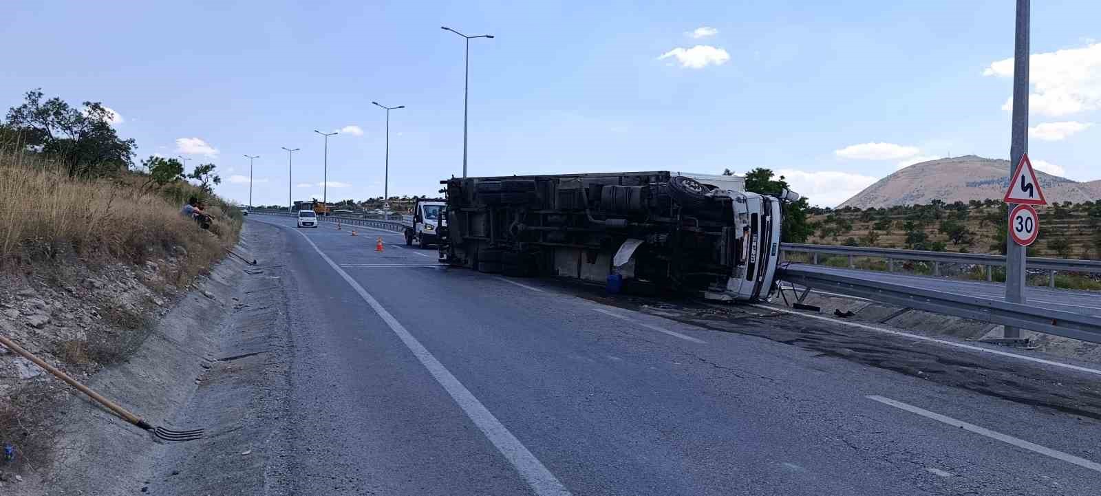 Direksiyon hakimiyeti kaybolan tır devrildi: 1 yaralı