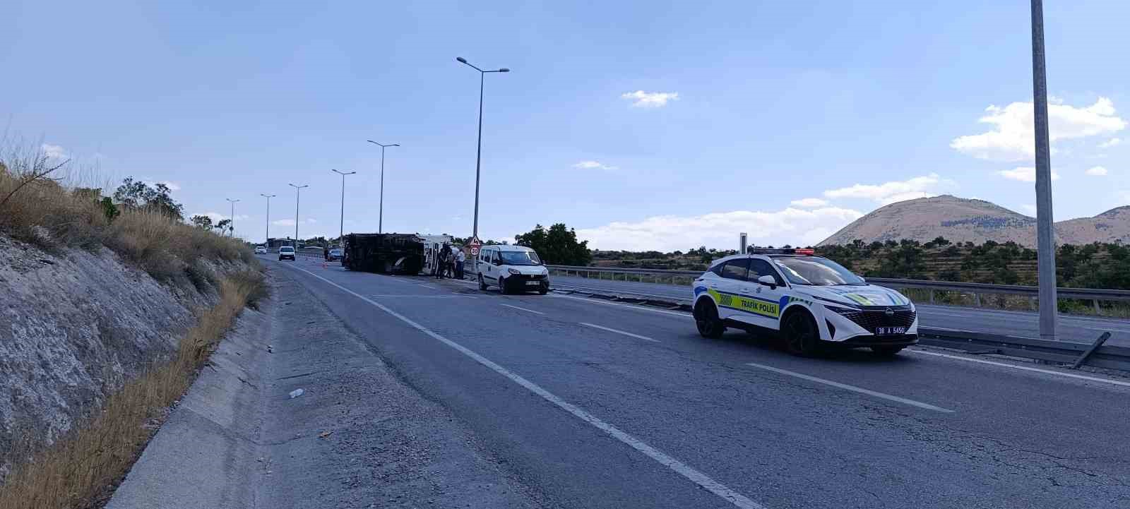 Direksiyon hakimiyeti kaybolan tır devrildi: 1 yaralı