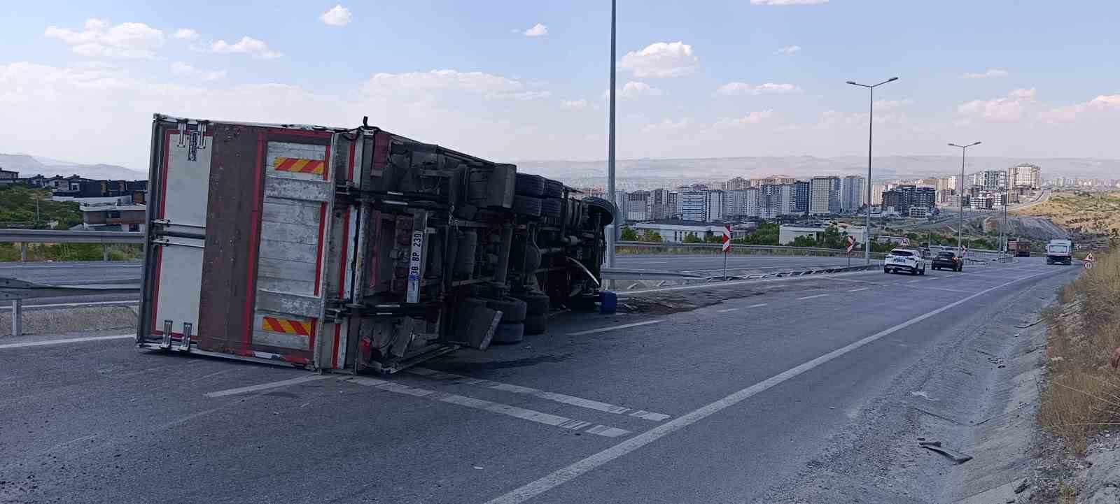 Direksiyon hakimiyeti kaybolan tır devrildi: 1 yaralı