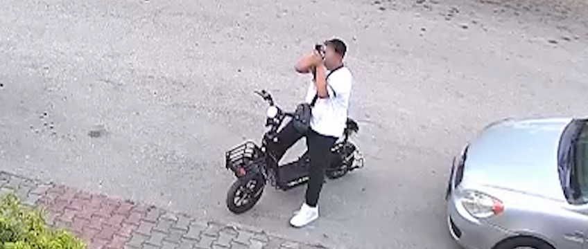 Yavru kediyi önce öptü, sonra boğdu