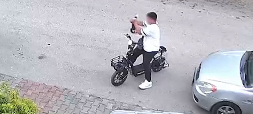 Yavru kediyi önce öptü, sonra boğdu