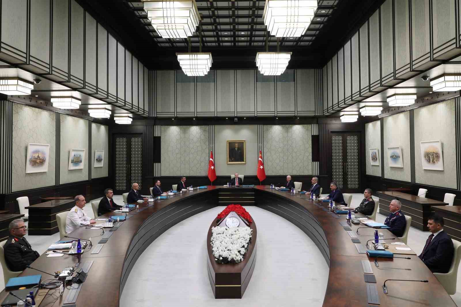 Cumhurbaşkanı Erdoğan başkanlığında gerçekleştirilen Yüksek Askeri Şura toplantısı sona erdi.