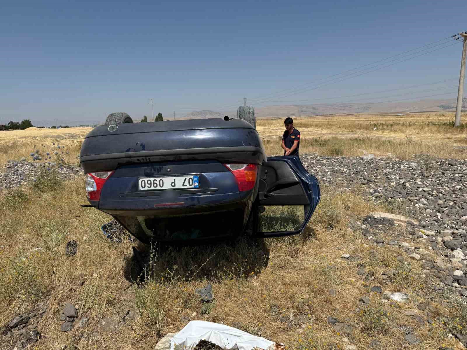 Muş-Bingöl kara yolunda otomobil takla attı: 3 yaralı