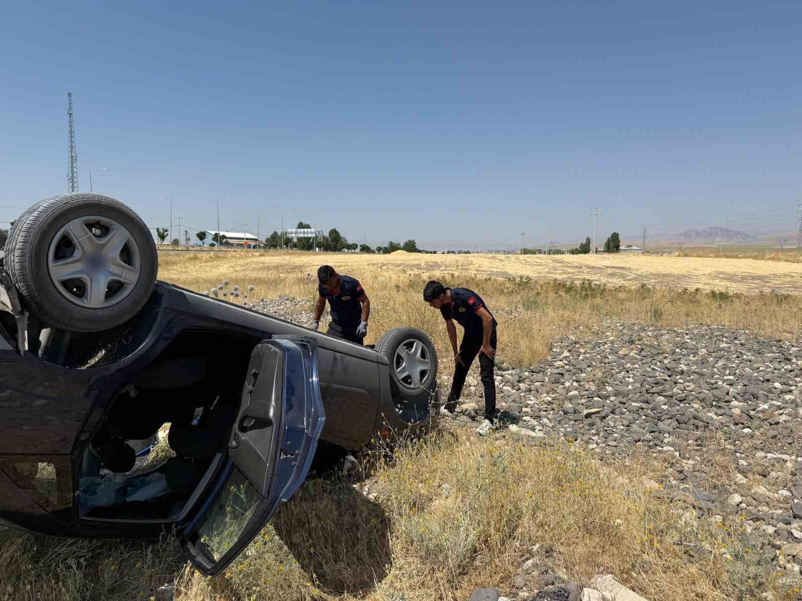 Muş-Bingöl kara yolunda otomobil takla attı: 3 yaralı