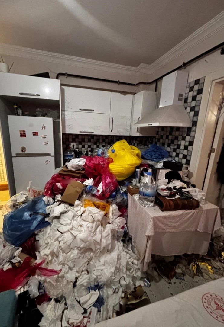 Evini çöplüğü çeviren hemşire hakkında hukuki süreç başlatıldı