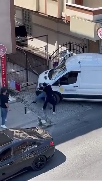 Ataşehir’de iki kişinin sokak ortasındaki kavgası kameraya yansıdı