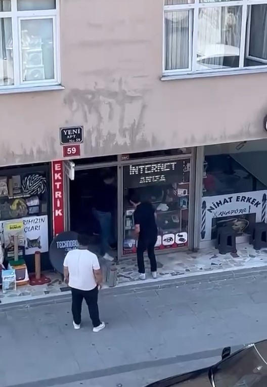 Ataşehir’de iki kişinin sokak ortasındaki kavgası kameraya yansıdı