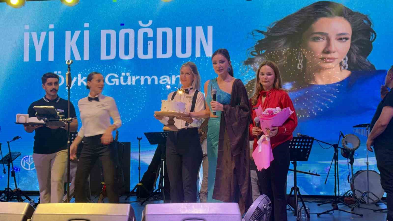 Öykü Gürman’dan Bodrum’da unutulmaz konser, sahnede doğum günü sürprizi
