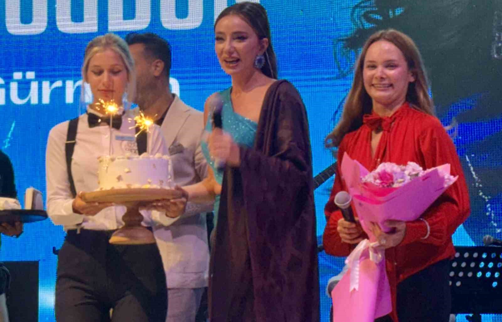 Öykü Gürman’dan Bodrum’da unutulmaz konser, sahnede doğum günü sürprizi
