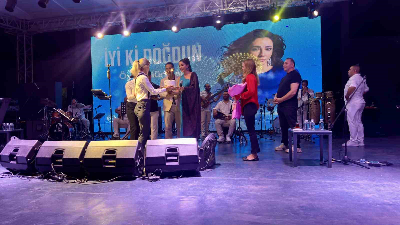 Öykü Gürman’dan Bodrum’da unutulmaz konser, sahnede doğum günü sürprizi