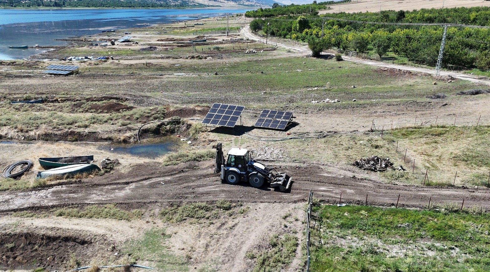 Adaya bakım yapacak olan iş makinesi tekneyle taşındı