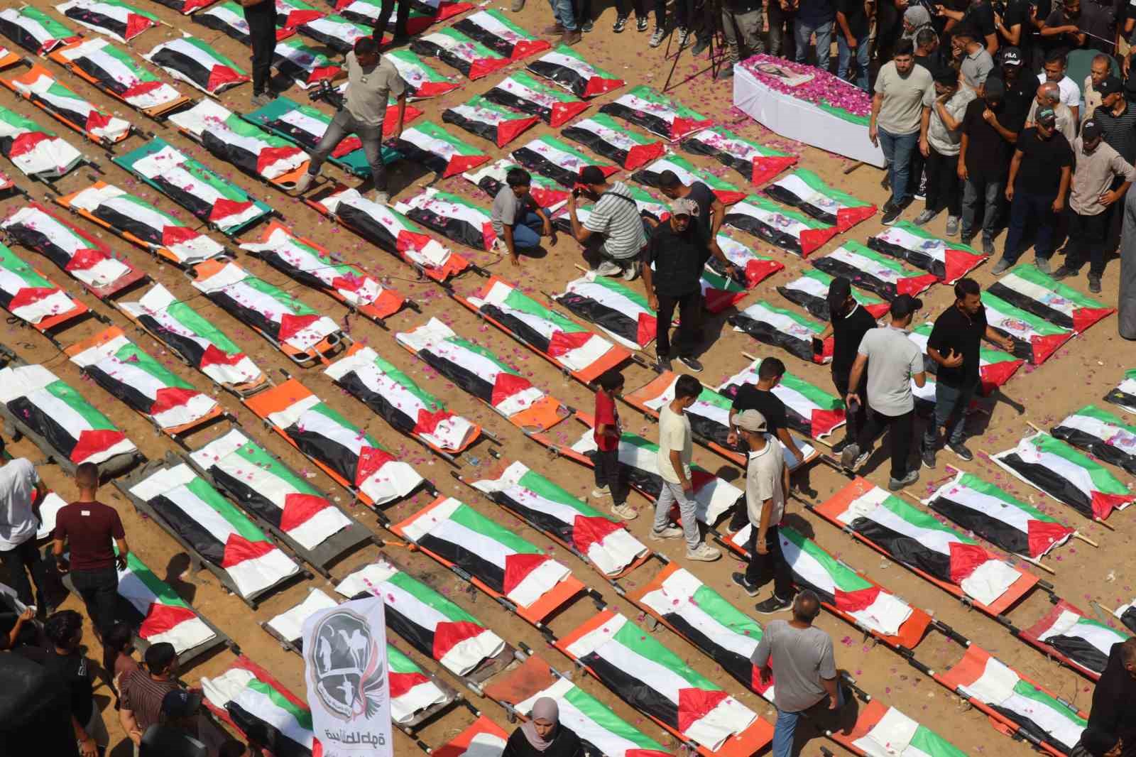 Gazze’de aynı aileden 112 kişi için toplu cenaze töreni