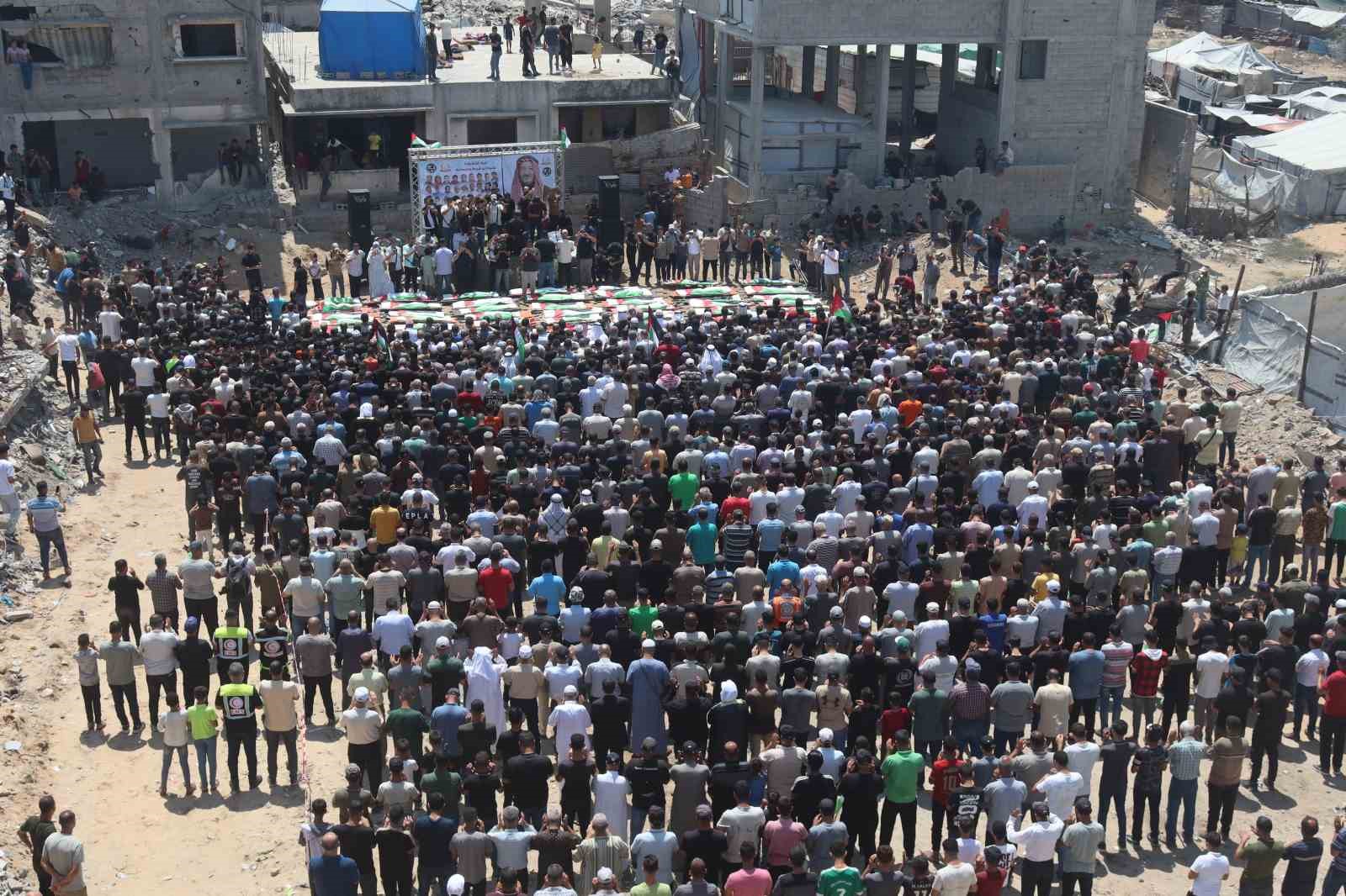 Gazze’de aynı aileden 112 kişi için toplu cenaze töreni