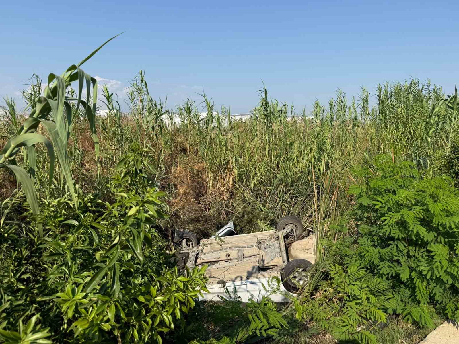 Kontrolden çıkan otomobil dereye uçtu, sürücü yaralandı: Kaza anı kamerada