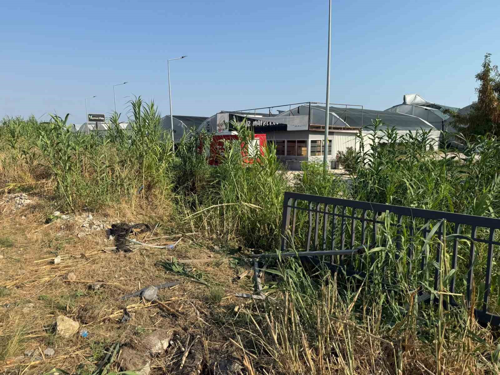 Kontrolden çıkan otomobil dereye uçtu, sürücü yaralandı: Kaza anı kamerada