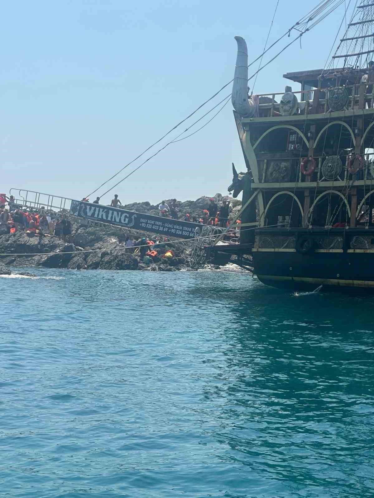 Gezi teknesi su aldı, 100 yolcu tahliye edildi
