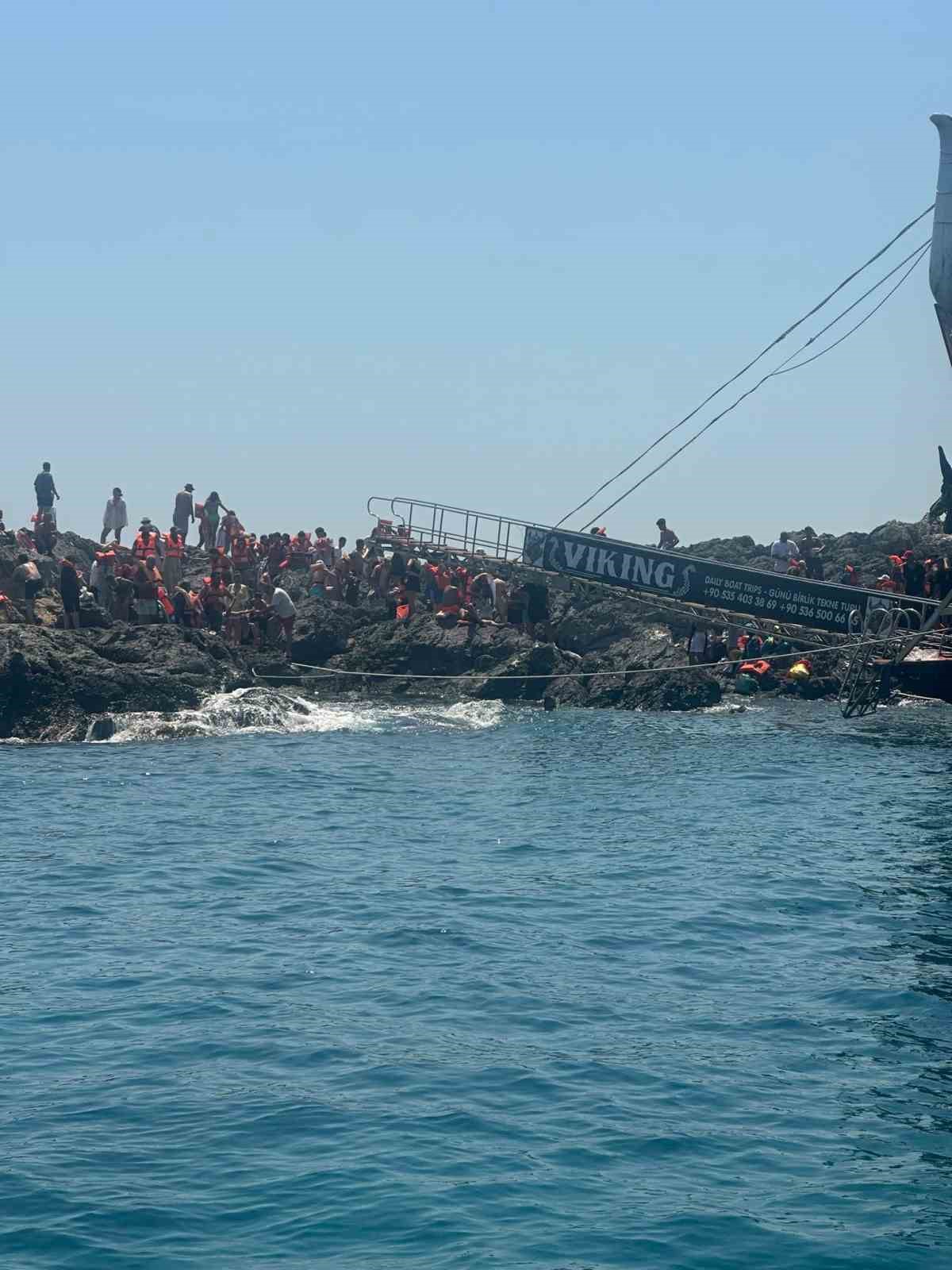 Gezi teknesi su aldı, 100 yolcu tahliye edildi