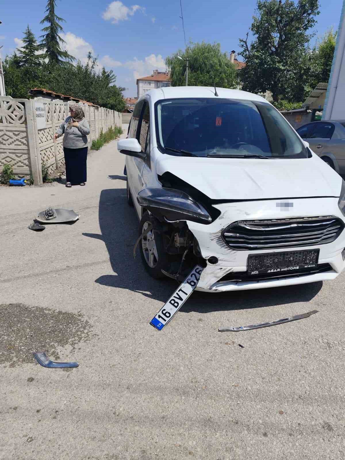Otomobille çarpışan motosikletin sürücüsü yaralandı