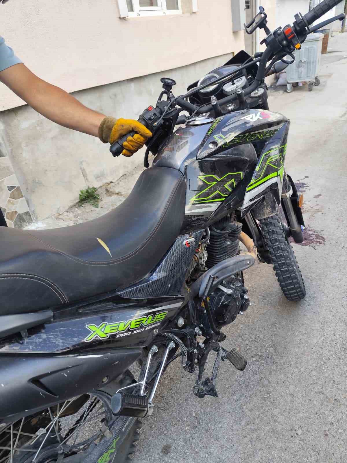 Otomobille çarpışan motosikletin sürücüsü yaralandı