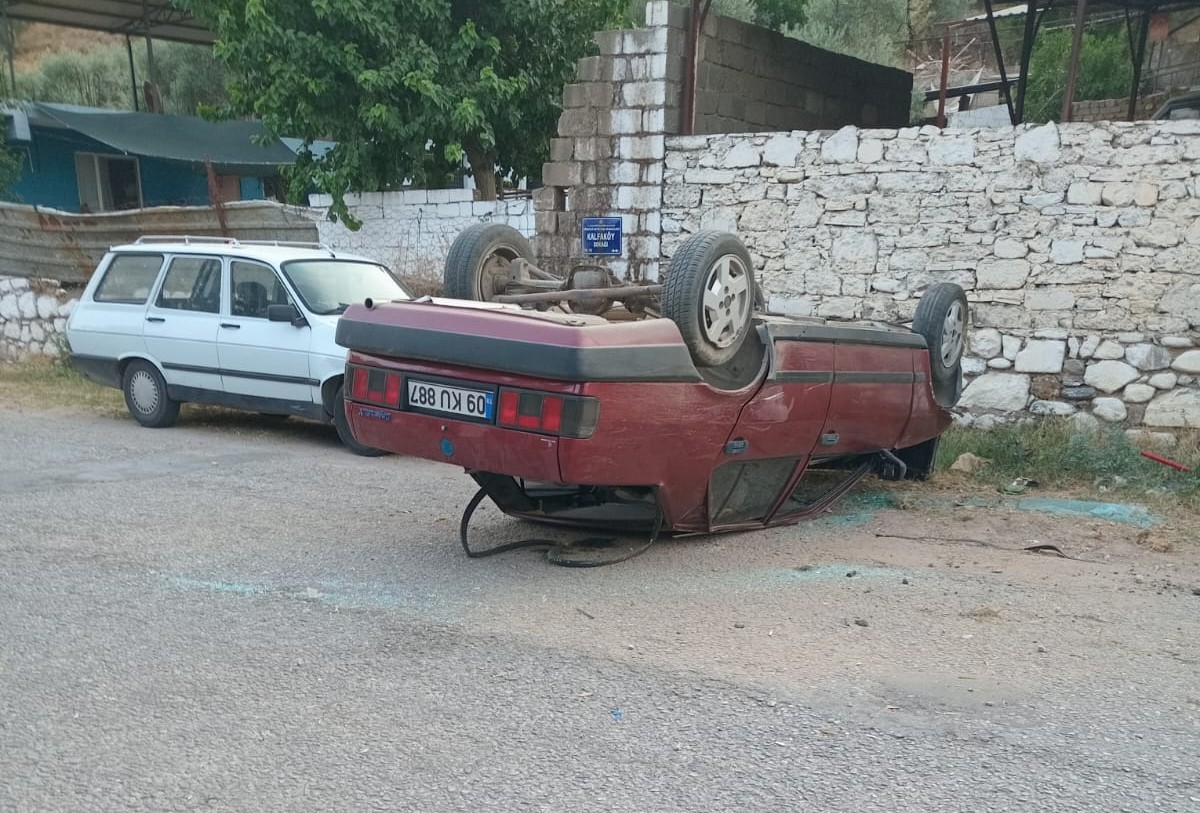 Kontrolden çıkan otomobil ters döndü