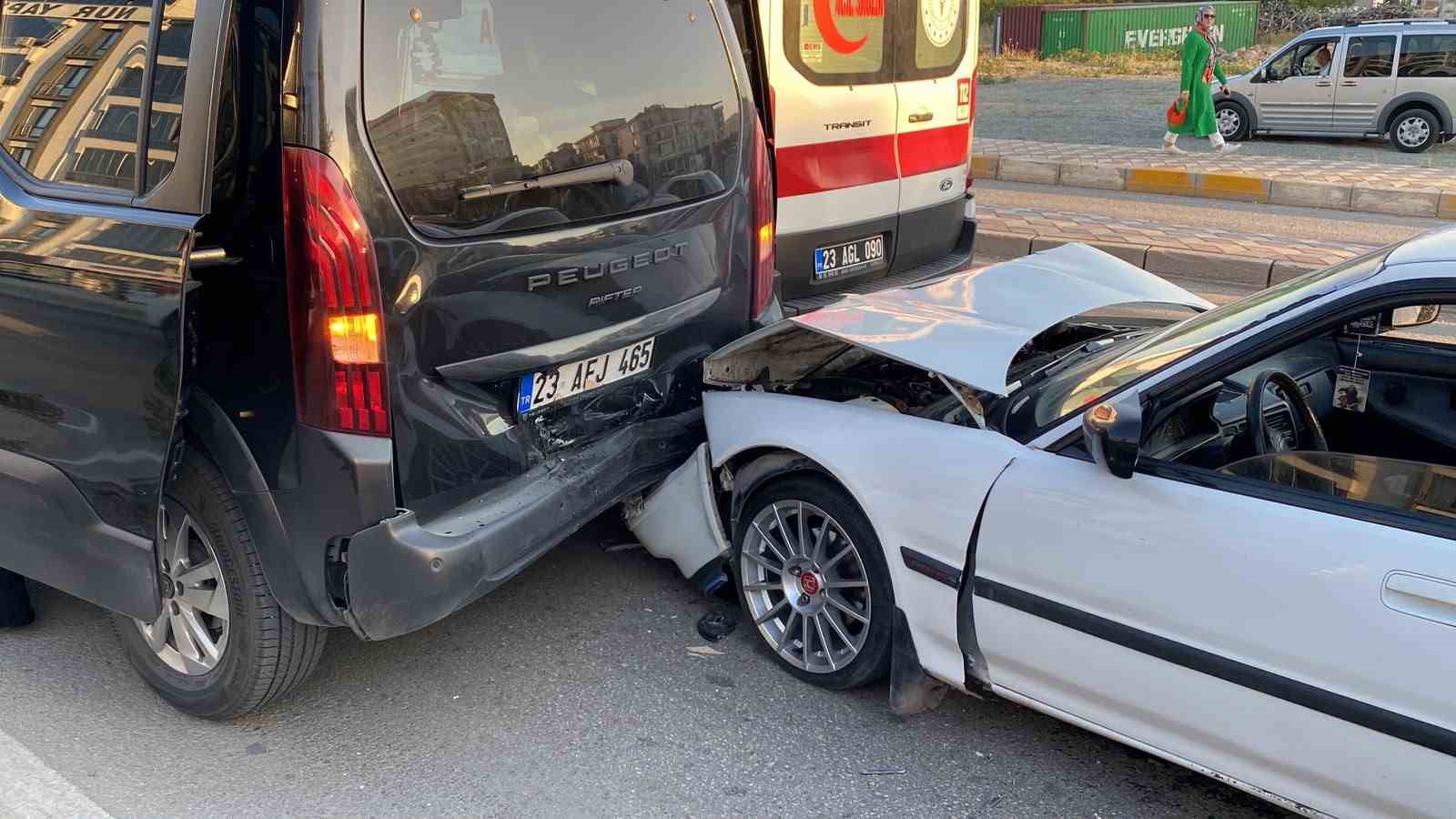 Elazığ’da zincirleme trafik kazası: 3 yaralı