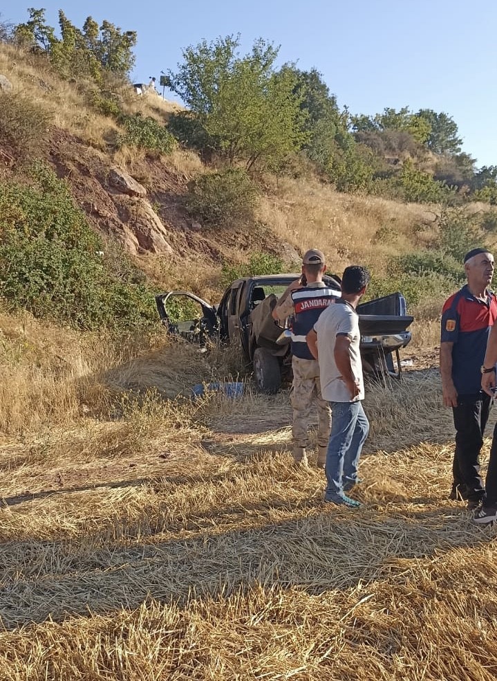 Palu’da kamyonet şarampole yuvarlandı: 2 yaralı