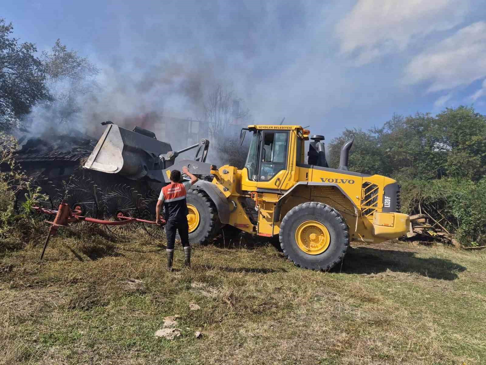 Kastamonu’da 2 ev, 1 ahır ve 1 samanlık alevlere teslim oldu